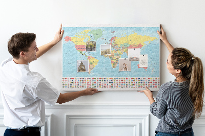 Tablero de anuncios mapa del mundo con banderas de colores
