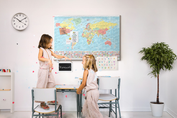 Tablero de anuncios mapa del mundo con banderas de colores
