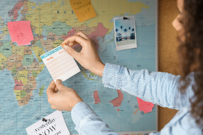 Tablero de anuncios mapa del mundo con banderas de colores