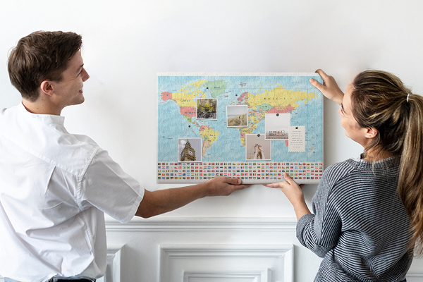 Tablero de anuncios mapa del mundo con banderas de colores