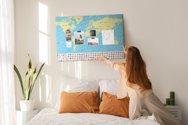 Pizarra de corcho mapamundi con banderas de países