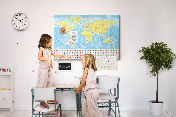 Mapa del mundo con alfileres de colores tablero de corcho decorado