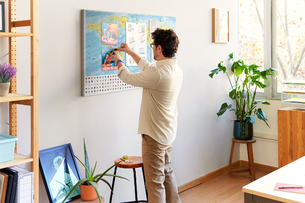 Mapa del mundo con alfileres de colores tablero de corcho decorado