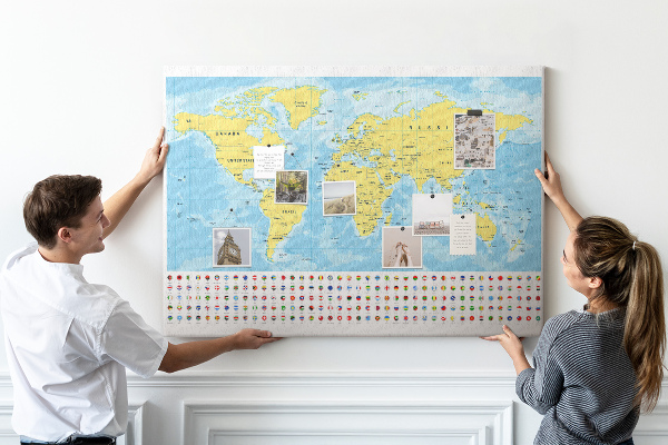 Mapa del mundo con alfileres de colores tablero de corcho decorado