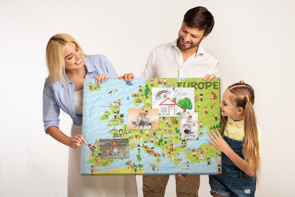 Tablero de anuncios mapa de Europa colorido con iconos culturales
