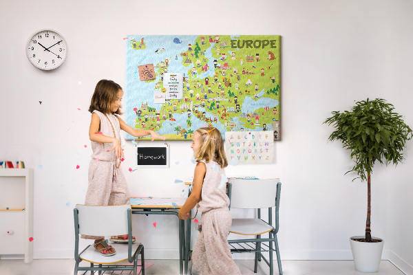 Tablero de anuncios mapa de Europa colorido con iconos culturales