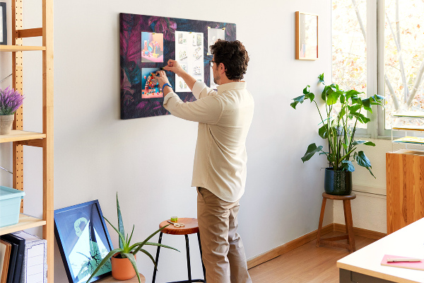 Tablero de corcho decorativo con diseño de hojas tropicales en colores intensos