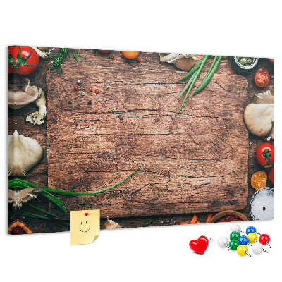 Tablero de anuncios Ingredientes naturales sobre un fondo de madera.