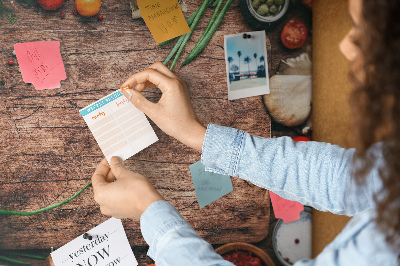 Tablero de anuncios con ingredientes naturales sobre fondo de madera
