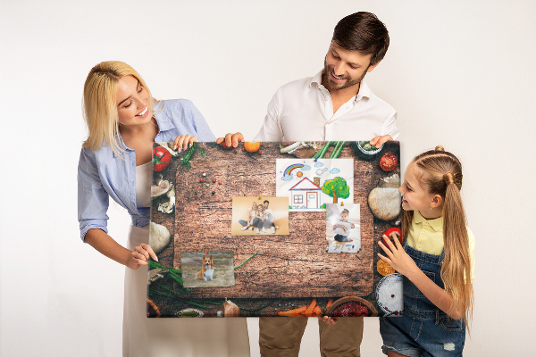 Tablero de anuncios con ingredientes naturales sobre fondo de madera