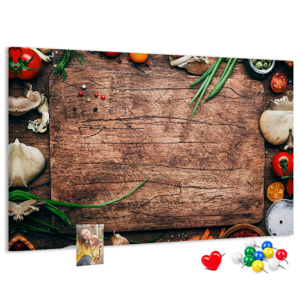 Tablero de anuncios con ingredientes naturales sobre fondo de madera
