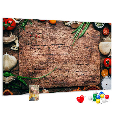 Tablero de anuncios con ingredientes naturales sobre fondo de madera
