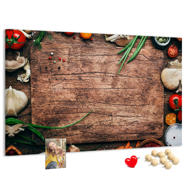 Tablero de anuncios con ingredientes naturales sobre fondo de madera