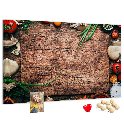Tablero de anuncios con ingredientes naturales sobre fondo de madera