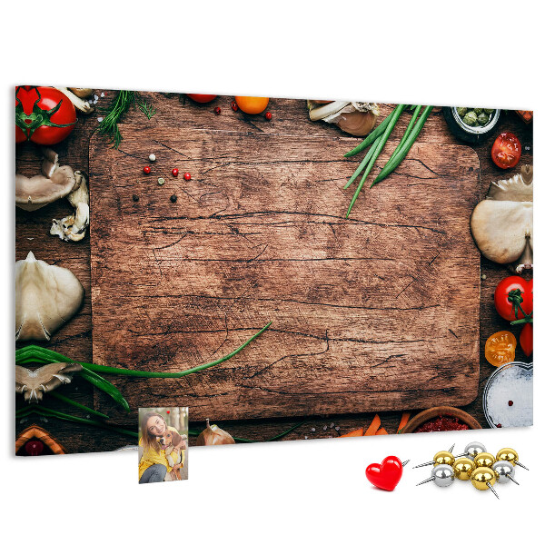 Tablero de anuncios con ingredientes naturales sobre fondo de madera