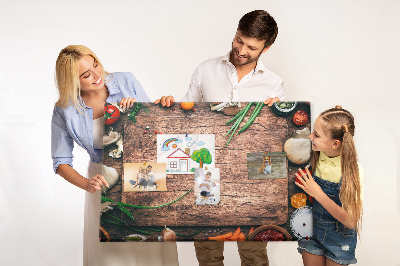 Tablero de anuncios con ingredientes naturales sobre fondo de madera