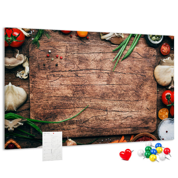 Tablero de anuncios con ingredientes naturales sobre fondo de madera