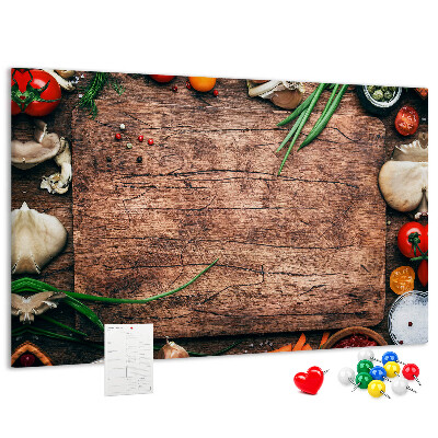 Tablero de anuncios con ingredientes naturales sobre fondo de madera