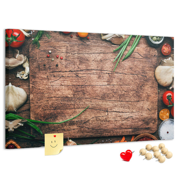 Tablero de anuncios con ingredientes naturales sobre fondo de madera