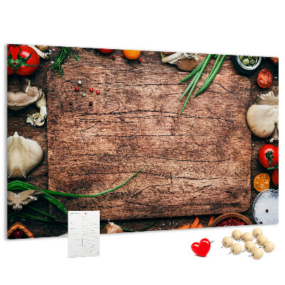 Tablero de anuncios con ingredientes naturales sobre fondo de madera