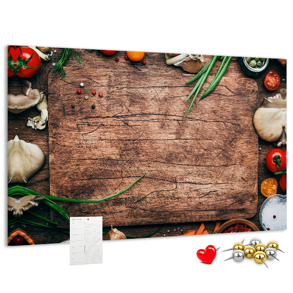 Tablero de anuncios con ingredientes naturales sobre fondo de madera