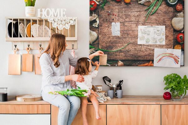 Tablero de anuncios con ingredientes naturales sobre fondo de madera