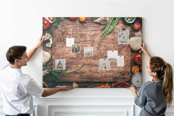 Tablero de anuncios con ingredientes naturales sobre fondo de madera