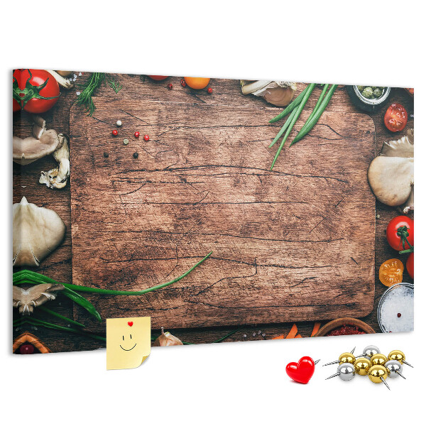Tablero de anuncios con ingredientes naturales sobre fondo de madera