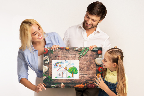 Tablero de anuncios con ingredientes naturales sobre fondo de madera