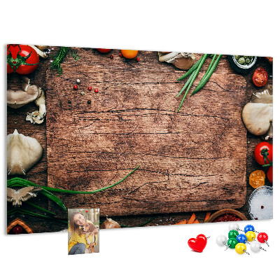 Tablero de anuncios con ingredientes naturales sobre fondo de madera