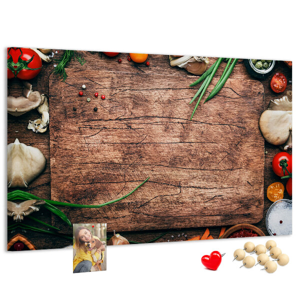 Tablero de anuncios con ingredientes naturales sobre fondo de madera