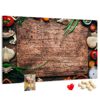 Tablero de anuncios con ingredientes naturales sobre fondo de madera