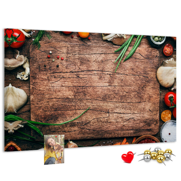 Tablero de anuncios con ingredientes naturales sobre fondo de madera