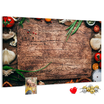 Tablero de anuncios con ingredientes naturales sobre fondo de madera