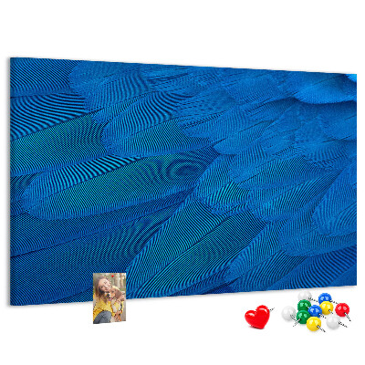 Tablero de anuncios con plumas azules y detalles delicados