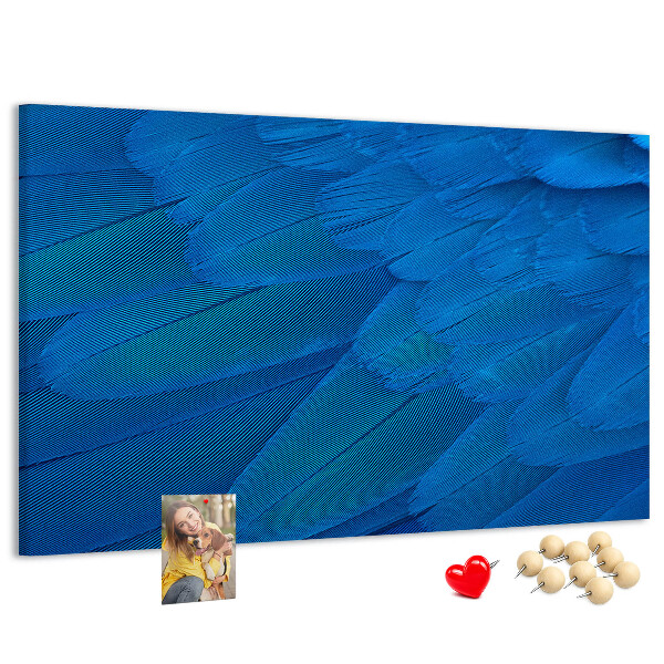 Tablero de anuncios con plumas azules y detalles delicados