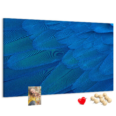 Tablero de anuncios con plumas azules y detalles delicados