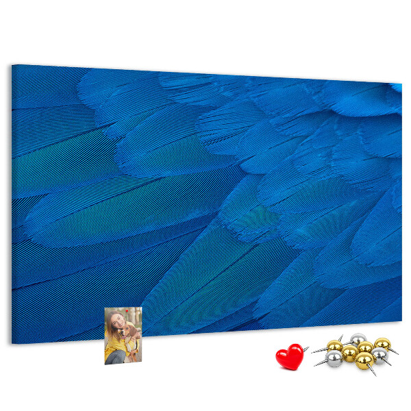 Tablero de anuncios con plumas azules y detalles delicados