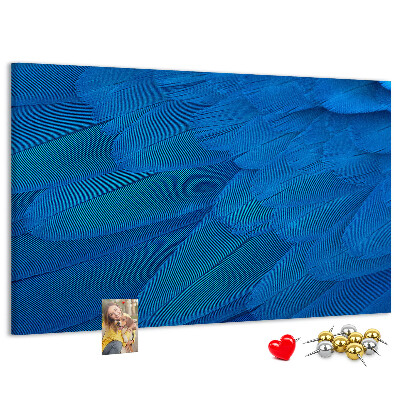 Tablero de anuncios con plumas azules y detalles delicados