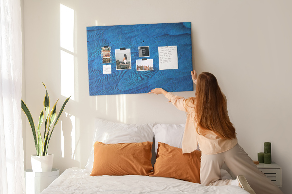 Tablero de anuncios con plumas azules y detalles delicados