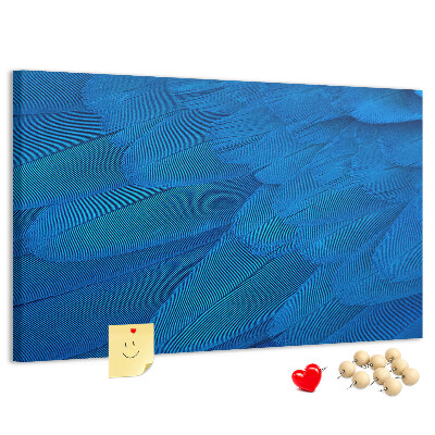 Tablero de anuncios con plumas azules y detalles delicados
