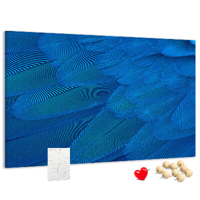 Tablero de anuncios con plumas azules y detalles delicados
