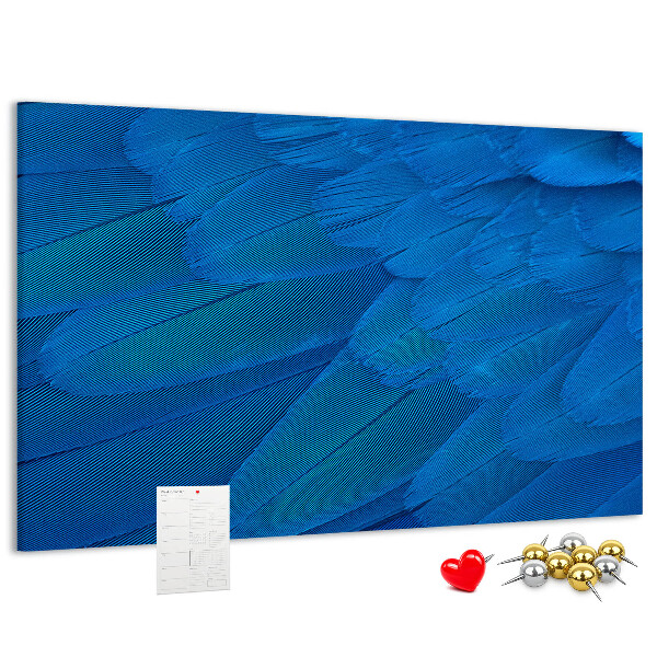 Tablero de anuncios con plumas azules y detalles delicados