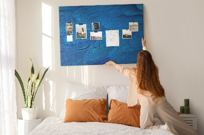 Tablero de anuncios con plumas azules y detalles delicados