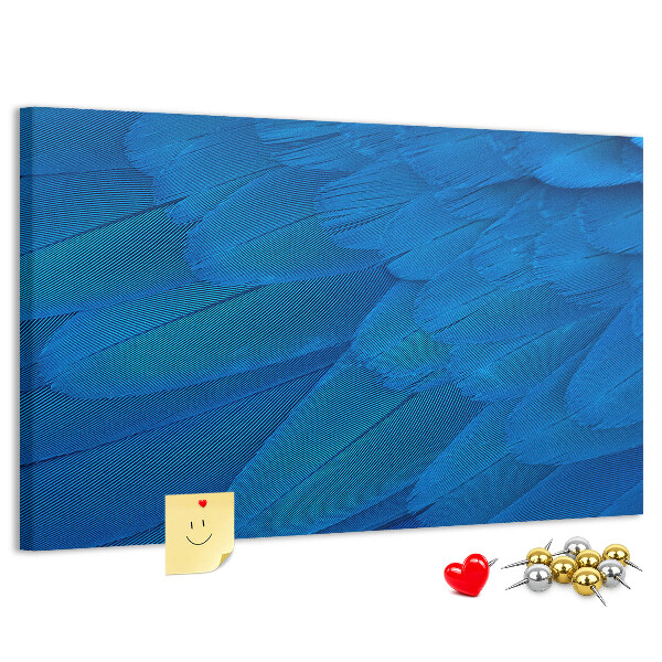 Tablero de anuncios con plumas azules y detalles delicados
