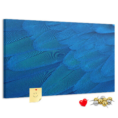 Tablero de anuncios con plumas azules y detalles delicados