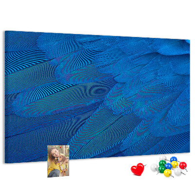 Tablero de anuncios con plumas azules y detalles delicados