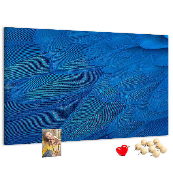 Tablero de anuncios con plumas azules y detalles delicados