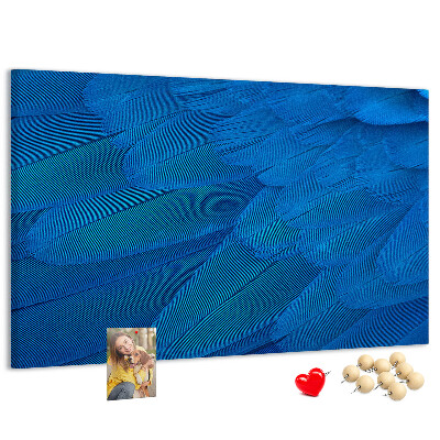 Tablero de anuncios con plumas azules y detalles delicados