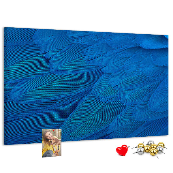 Tablero de anuncios con plumas azules y detalles delicados